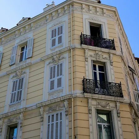 Location In Apartamento *
